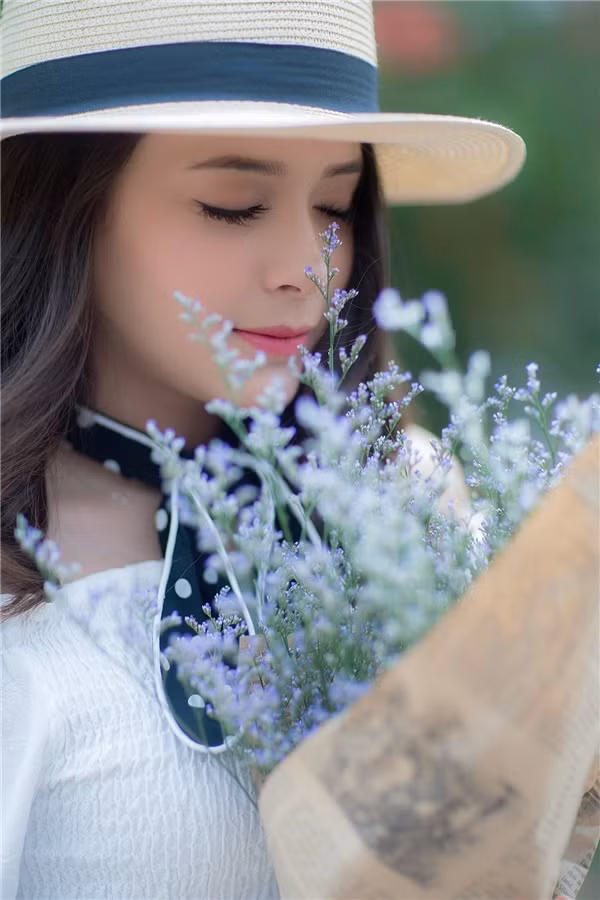 Nếu tiếp xúc với Khánh Uyên một lần, mọi người sẽ cảm nhận rằng khác với vẻ ngoài "chảnh", cô bạn này lại là người thân thiện, cởi mở và hài hước. Trong lớp, 10X Đà Lạt này được bạn bè nhận xét rằng rất vui vẻ, chịu khó bắt chuyện và hòa đồng.