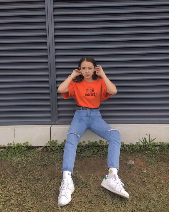 Còn riêng Khánh Uyên tự nhận mình là người khá "nhây", đôi lúc khá "lầy" và cực nổi loạn khi thích đùa giỡn trêu chọc bạn bè tưng bừng.