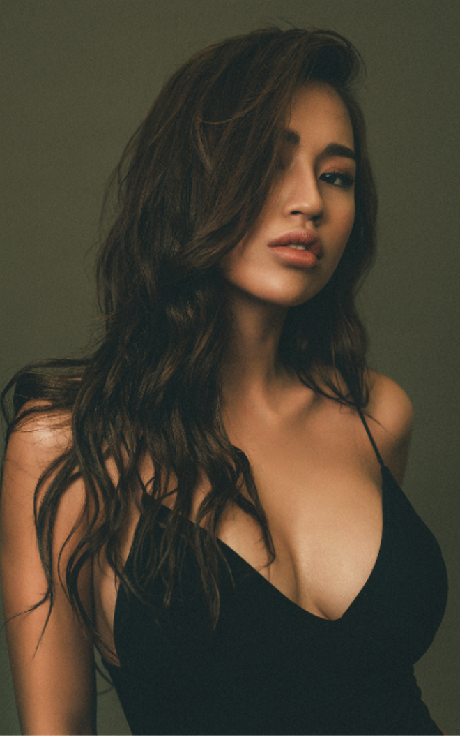 DJ Tít tên thật Trần Thị Thủy Tiên, sinh năm 1994. Là một trong những nữ DJ nổi tiếng đất Hà Thành không chỉ nhờ tài năng mà còn bởi vẻ ngoài quyến rũ, ít người biết cô đã là mẹ của một bé trai kháu khỉnh.