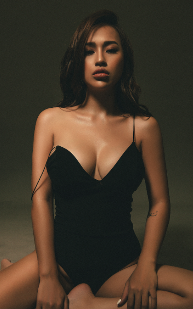 Ngắm những hình ảnh của DJ Tít nhiều người còn ngỡ ngàng và phải định hình 1 lúc lâu và mãi mới nhận ra đây chính là cô nàng đến từ Điện Biên bởi sự đằm thắm của cô nàng này.