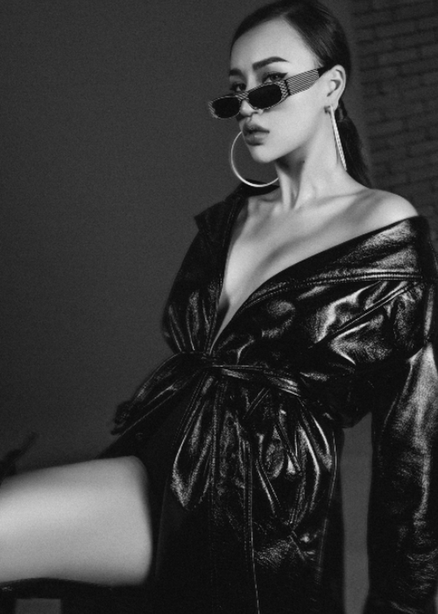 Lướt Facebook một vòng mới thấy hè này, Tít đã chuyển sang tông da nâu rám nắng mạnh mẽ.