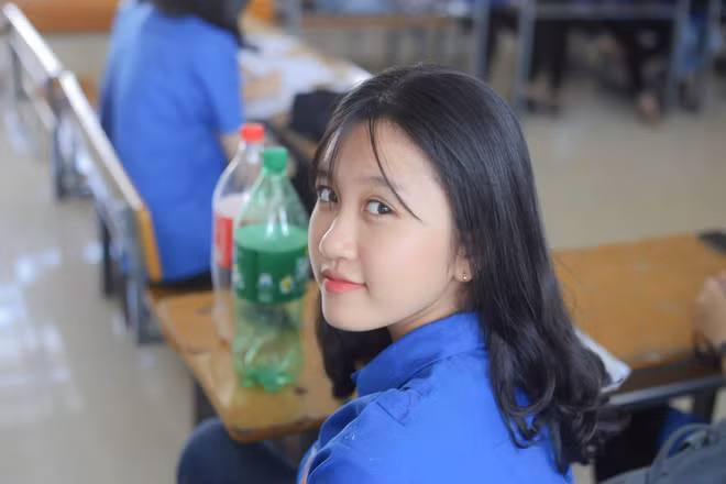 Cùng ngắm nhìn những hình ảnh cực "có tâm" của các thành viên lớp chuyên Anh toàn gái xinh khiến dân mạng điên đảo. Ảnh sử dụng trong bài: Facebook Thảo Vân.