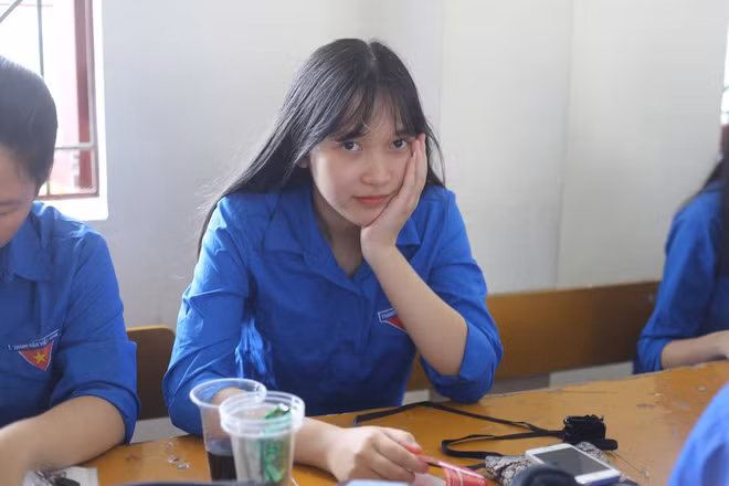 Thảo Vân còn rất có tâm khi không chỉ chụp ảnh, cô bạn còn giới thiệu những cô nàng trong lớp mình có tài gì, hay chăm chỉ hoạt động, nổi bật ra sao ngay trong phần mô tả bức ảnh của mình.