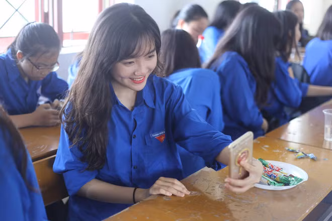 Theo chia sẻ của Thảo Vân, lớp chuyên Anh 2 của THPT chuyên ĐH Vinh có 30 nữ và 7 nam và những bức ảnh của cô bạn này vừa đăng tải nhằm mục đích giữ kỉ niệm sau này ra trường xem lại đã dậy thì như thế nào. Tuy nhiên cô bạn này cũng không ngờ những bức ảnh tưởng chừng như của riêng mình lại được cộng đồng mạng quan tâm đến vậy và nhanh chóng trở thành "hàng hot".