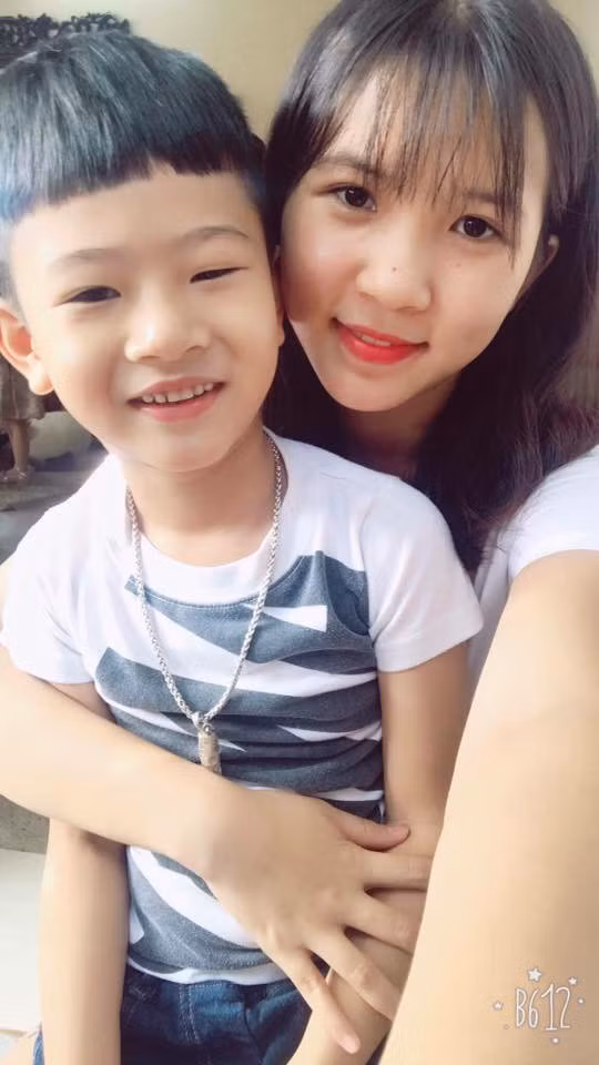 Còn nickname Minh Quý thì chia sẻ rằng: "Mình và người yêu mình năm nay đã ngoài 25 nhưng gia cảnh của 2 đứa chẳng khác gì nhau, 2 gia đình đều có em nhỏ, 1 đứa em trai 3 tuổi, em gái 4 tuổi. Nhìn chụp ảnh mà bạn bè cứ trêu là gia đình nhỏ hạnh phúc quá".
