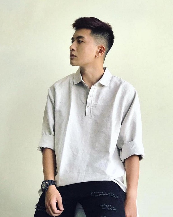 Ngay sau khi bức ảnh nam sinh mặc quân phục được đăng tải, danh tính nam nhân được tìm ra. Đó là Ngô Việt Hoàng, sinh năm 2000, Quảng Ninh. Anh chàng này hiện là sinh viên năm 2 ngành Quản trị Truyền thông tại đai học FPT.