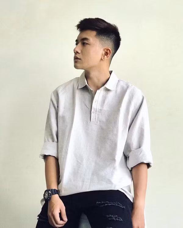 Ngay sau khi bức ảnh nam sinh mặc quân phục được đăng tải, danh tính nam nhân được tìm ra. Đó là Ngô Việt Hoàng, sinh năm 2000, Quảng Ninh. Anh chàng này hiện là sinh viên năm 2 ngành Quản trị Truyền thông tại đai học FPT.