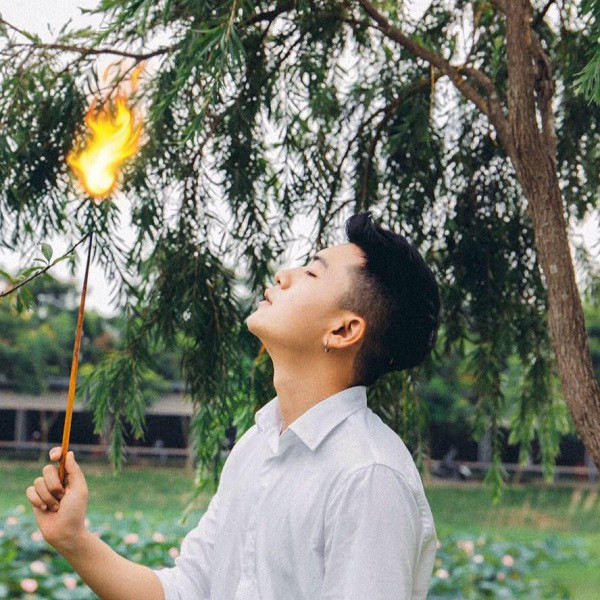 Ngoài việc học tập, Hoàng còn được nhiều người biết đến với vai trò là mẫu ảnh cho một vài cửa hàng thời trang tại Hà Nội.