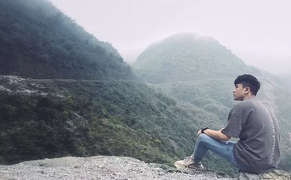 Sau khi bức ảnh được lan truyền, Hoàng nhận được nhiều lời mời kết bạn và thu hút hơn 4.000 lượt theo dõi trên trang cá nhân.