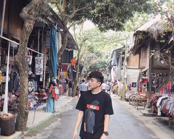 Ngoài ra, Việt Hoàng cũng biết chơi khá nhiều các môn thể thao.