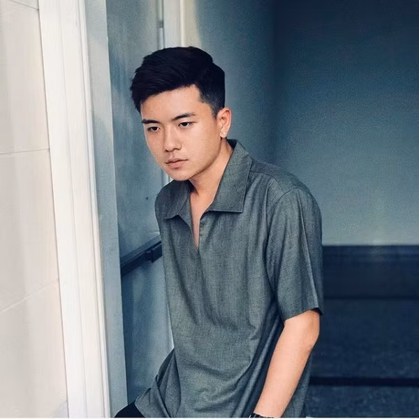 Việt Hoàng sở hữu chiều cao 1m73. Sở thích cũng như sở trường của Hoàng là đá bóng.