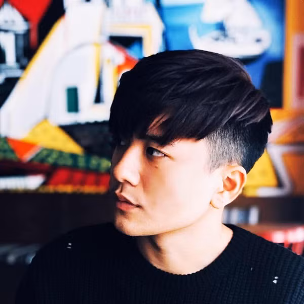 Việt Hoàng được nhận xét sở hữu gương mặt điển trai, góc nghiêng của khuôn mặt đẹp.