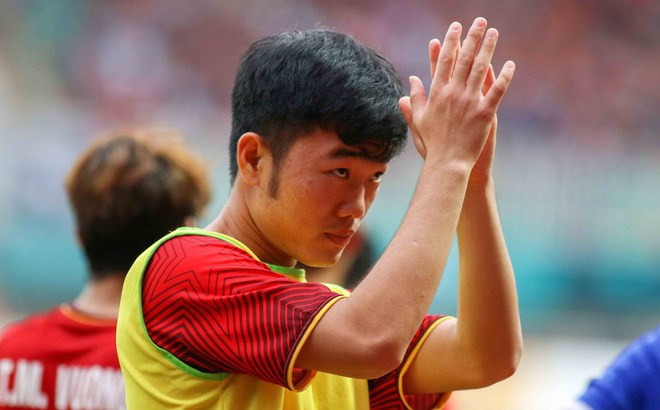 Ngay sau lời chia sẻ từ ông Park, đích thân HLV Dương Minh Ninh của HAGL lý giải, Xuân Trường bị chấn thương vùng mũi, chưa bình phục hoàn toàn nên ảnh hưởng đến việc hít thở, thể lực suy giảm. Đây có thể là lời giải thích hợp lý, nhưng sẽ không đảm bảo vị trí cho cậu học trò ở đội tuyển.