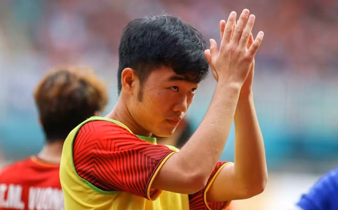 Ngay sau lời chia sẻ từ ông Park, đích thân HLV Dương Minh Ninh của HAGL lý giải, Xuân Trường bị chấn thương vùng mũi, chưa bình phục hoàn toàn nên ảnh hưởng đến việc hít thở, thể lực suy giảm. Đây có thể là lời giải thích hợp lý, nhưng sẽ không đảm bảo vị trí cho cậu học trò ở đội tuyển.