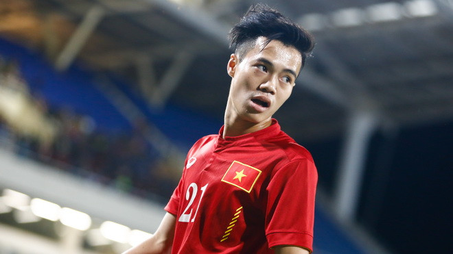 Tương khi Công Phượng còn không thể đảm bảo 1 suất đá chính thì cơ hội của Văn Toàn càng trở nên thu hẹp hơn khi mà phần lớn thời gian của anh là ngồi trên ghế dự bị trong màu áo U23.