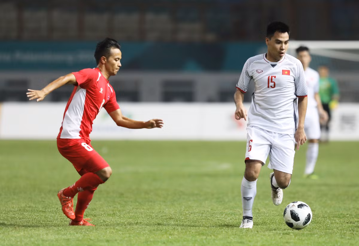 Ở CLB Hà Nội, Đức Huy buộc phải chơi dạt biên vì không cạnh tranh nổi với người đàn anh giàu kinh nghiệm. Anh mới đá chính 6 trận từ đầu mùa trong khi Hùng Dũng đã lập kỷ lục với 1.800 phút liên tục, không bị thay ra dù chỉ một lần ở đội bóng mạnh nhất V.League.