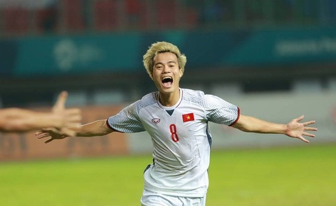 Ở CLB HAGL, Văn Toàn cũng thể hiện phong độ phập phù. So với Tiến Linh hay Đức Chinh thì Văn Toàn vẫn còn yếu thế hơn rất nhiều chứ chưa muốn so sánh với Văn Quyết hay Anh Đức.