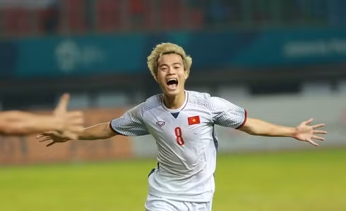 Ở CLB HAGL, Văn Toàn cũng thể hiện phong độ phập phù. So với Tiến Linh hay Đức Chinh thì Văn Toàn vẫn còn yếu thế hơn rất nhiều chứ chưa muốn so sánh với Văn Quyết hay Anh Đức.