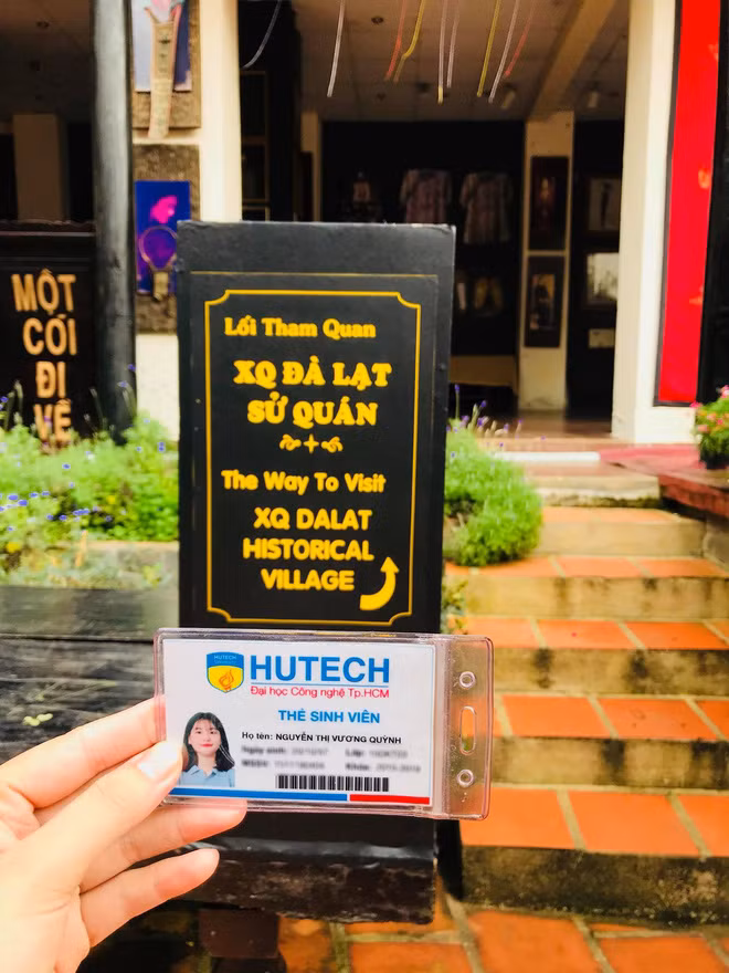 Thẻ sinh viên có lúc được chụp rõ, có lúc lại mờ vì chủ ý người chụp muốn lấy nét vào cảnh vật phía sau. Những bức hình với cùng một kiểu chụp lặp lại trong suốt chuyến phượt Vương Quỳnh, khiến người xem thích thú.