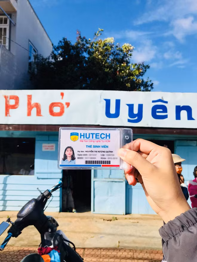 Những bức ảnh check-in quanh Đà Lạt của Vương Quỳnh đầu tiên chỉ được đăng tải trên trang cá nhân, sau đó những người bạn của cô bạn này đã đem chia sẻ trên group Cộng đồng sinh viên Hutech và nhanh chóng thu hút sự chú ý của nhiều sinh viên cùng trường.
