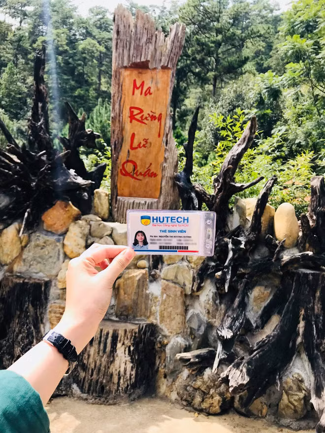 Trong chuyến du lịch Đà Lạt của mình, Vương Quỳnh đã check-in với thẻ sinh viên ở một số địa điểm nổi tiếng của Đà Lạt như quảng trường Lâm Viên, chợ Đà Lạt, Ma rừng lữ quán, XQ sử quán, tiệm bánh cối xay gió nổi tiếng với bức tường vàng, phở Uyên.