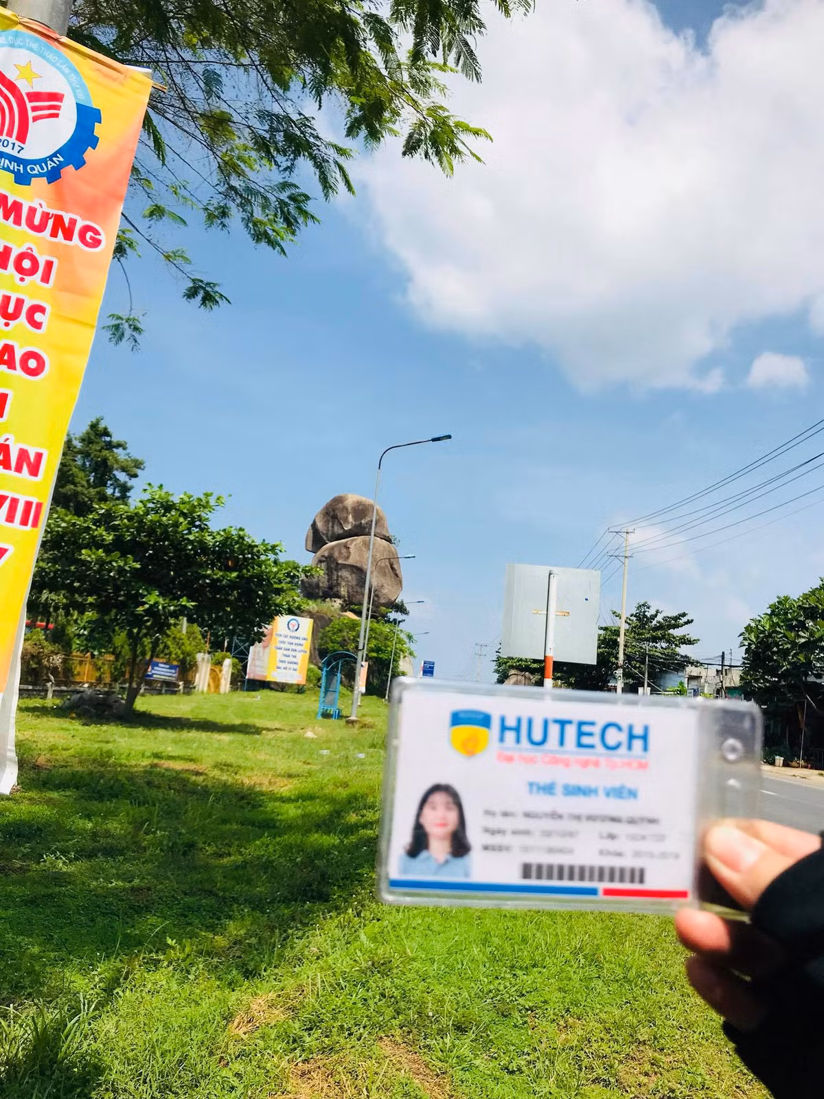 Giới trẻ ngày càng có nhiều ý tưởng hay ho để check-in những điểm đến của mình, từ "follow me" cho đến "hai cằm đi khắp muôn nơi". Mớiđây nhất, một nữ sinh người Việt đã gây ấn tượng bằng việc cầm thẻ sinh viên sống ảo khắp Đà Lạt gây chú ý cộng đồng mạng.