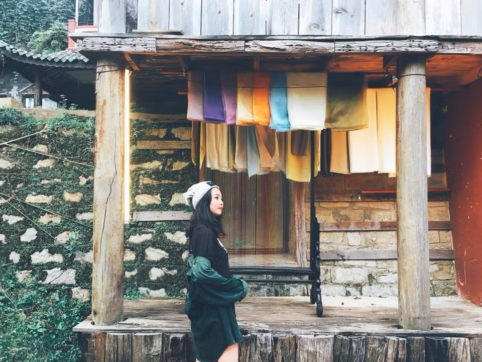 Chuyến đi phượt của Vương Quỳnh bỗng trở nên đáng nhớ bằng cách check-in với thẻ sinh viên.