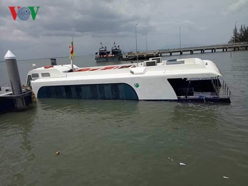 Các hành khách gặp sự cố đã được bố trí phương tiện khác tiếp tục cuộc hành trình đi về bến Bạch Đằng, Quận 1, TPHCM.