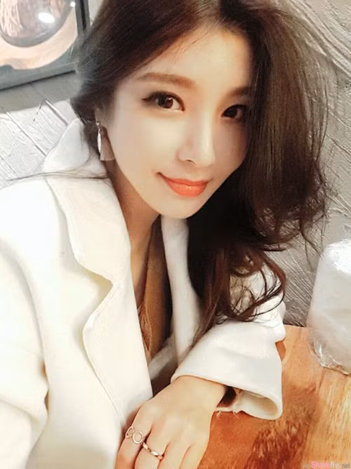 Hiện tại chỉ tính riêng trang Facebook cá nhân của nữ giảng viên này đã thu hút hơn 50.000 lượt người theo dõi và vẫn đang tăng theo cấp số nhân.