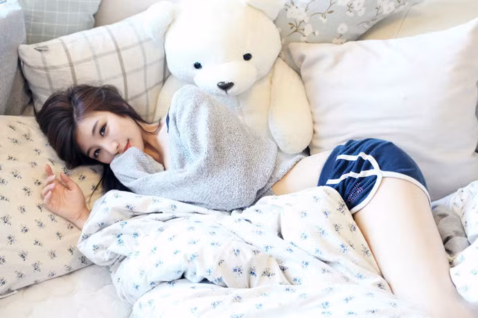 Sở hữu khuôn mặt xinh đẹp đúng chuẩn hotgirl Hàn Quốc với đôi mắt to tròn, làn da trắng mịn, Park Hyun Seo còn có vóc dáng bốc lửa và gợi cảm, và đây cũng chính là lý do cô nổi tiếng đến vậy khi xuất hiện trên mạng trên giảng đường.