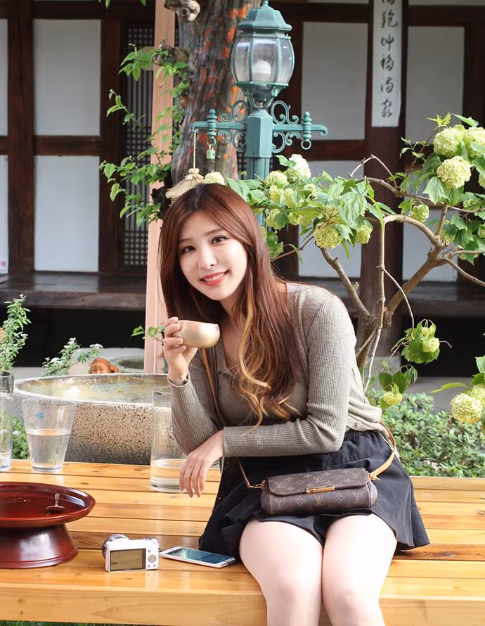 Chưa dừng lại ở việc làm phát thanh, cô nàng Park Hyun Seo thường xuyên stream trên AfreecaTV, kênh stream riêng trên kênh của cô có tên là parang58.