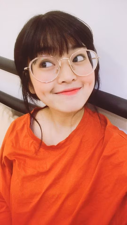 Nói về sự nghiệp người mẫu ảnh của mình, Khánh Vân chia sẻ bắt đầu làm công việc này từ năm đầu đại học vì muốn sở hữu những bộ ảnh cuốn hút, vừa có tiền để chi trả cho những khoản chi phí cá nhân khi phải đi học xa nhà.