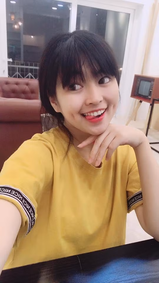 Khánh Vân là một cô nàng thoạt nhìn có vẻ hoạt bát, dễ gần nhưng muốn làm thân với cô gái này là cả một vấn đề. Vân chia sẻ vì vẻ ngoài của mình nhìn khá dễ mến nên mọi người nghĩ cô hiền hoặc ngây thơ, nhưng thật ra bản thân cô nàng lại rất "yêu quái".