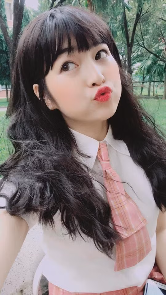 Không chỉ vậy, cũng theo nhiều người nhận xét, Khánh Vân thu hút được nhiều sự chú ý cũng bởi vì khuôn mặt ai cũng phải phì cười với những đường nét hết sức dễ thương và có phần khá hài hước của 9X Gia Lai này.