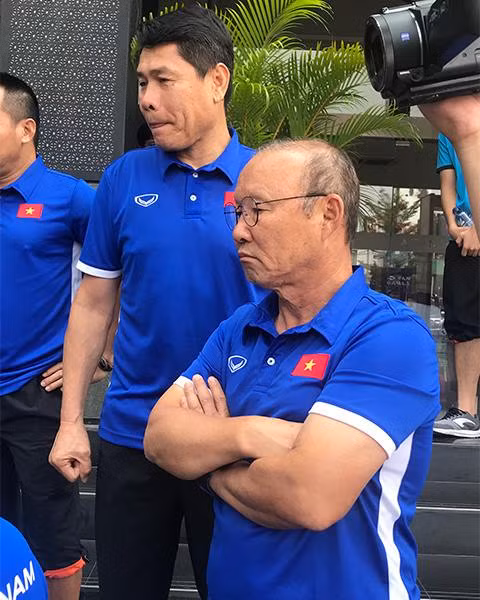 HLV Park Hang Seo đợi dưới sảnh khách sạn từ rất sớm để chia tay cậu học trò cưng tại đội tuyển Olympic Việt Nam. Chiến lược gia không giấu được nỗi buồn, đứng trầm ngâm nhìn cậu học trò nhảy cò cò từng bước tiến ra xe để di chuyển tới phi trường.