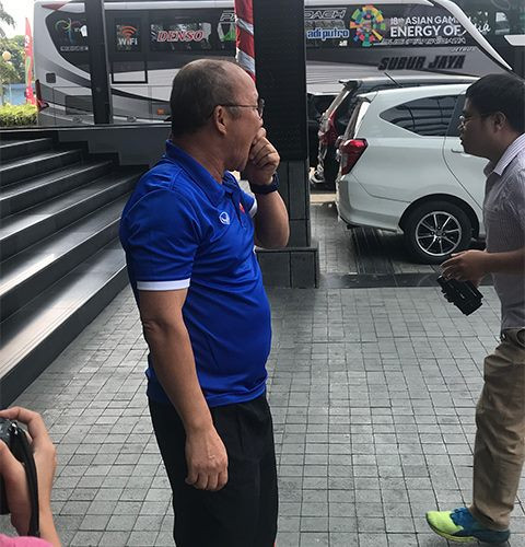 Vì không ngăn được sự xúc động nên thầy Park cố kìm lòng bằng cách không nhìn về hướng cầu thủ Olympic Việt Nam đang xa dần tầm mắt.