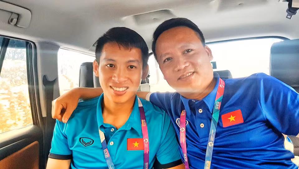 Sau đó, HLV Park Hang Seo lang thang một mình cạnh khách sạn để cho vơi nỗi buồn vừa phải nói lời chia tay một cậu học trò vì chấn thương.