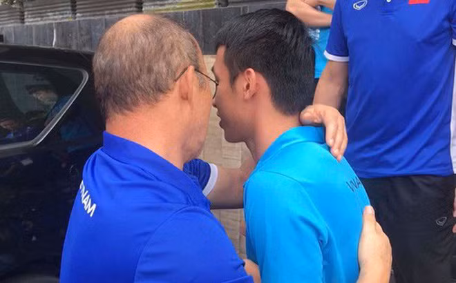 Sáng ngày 22/8, tiền vệ Hùng Dũng đã thu dọn hành lý để chia tay các đồng đội cùng BHL về nước chữa trị chấn thương gãy ngón chân cái . Trong giờ phút chia tay học trò HLV Park Hang Seo tỏ ra vô cùng buồn bã khi tiễn cậu học trò của mình.