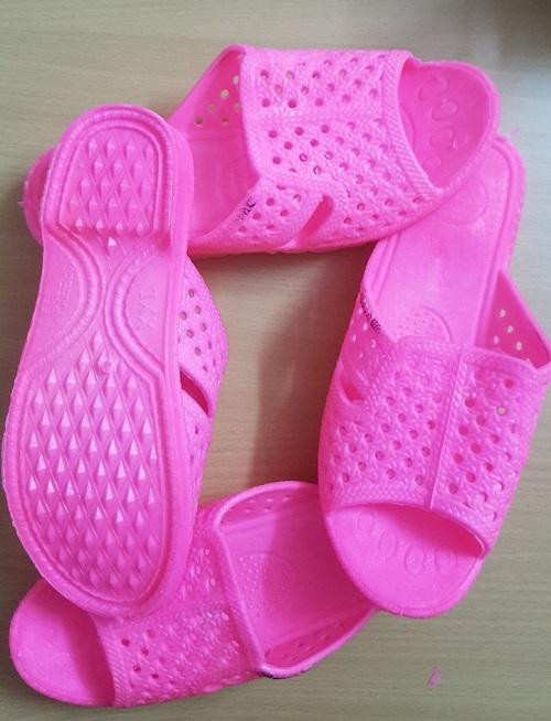 Một số hình ảnh các bạn trẻ diện đồng phục dép giống hệt nhau gây thích thú cho cư dân mạng và nhanh chóng nhận hàng nghìn lượt thích chỉ trong một thời gian ngắn.