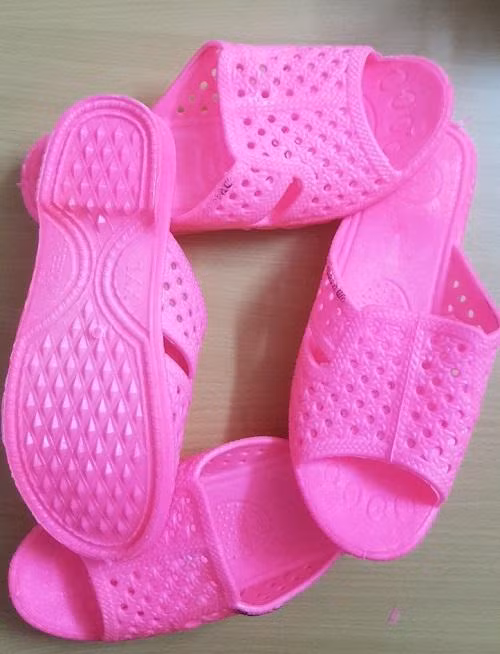 Một số hình ảnh các bạn trẻ diện đồng phục dép giống hệt nhau gây thích thú cho cư dân mạng và nhanh chóng nhận hàng nghìn lượt thích chỉ trong một thời gian ngắn.