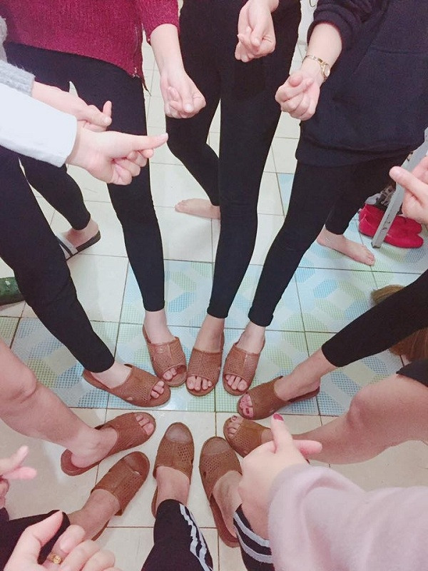 Theo nhiều dân mạng giải thích, trào lưu dép tổ ong đồng phục này được các bạn trẻ bắt đầu rộ lên khi clip streamer Pew Pew chuyển nghề bán dép tổ ong và màn kêu gọi Shark Tank đầu tư được đăng tải khiến mọi người cười đến lộn ruột.