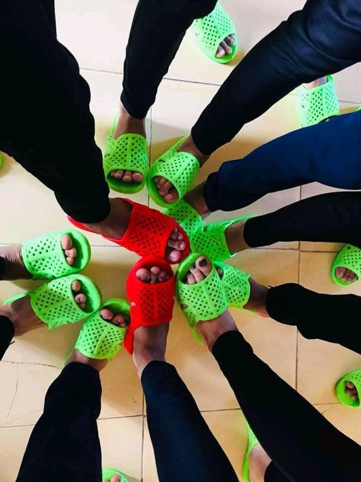 Những đôi dép đồng phục cực chất được dân mạng chia sẻ rộng rãi và còn tag bạn bè trong lớp để cùng nhau mua.