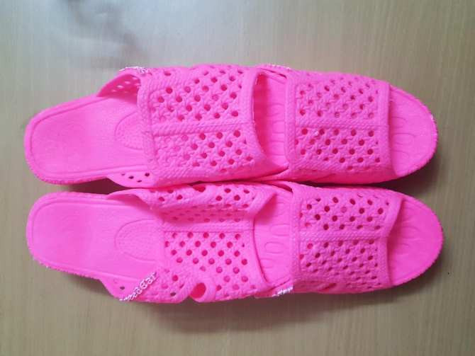 Dù chỉ là những đôi giày có họa tiết trang trí đơn giản, những đôi dép cao su thuần Việt hay những đôi "tổ ong 99 lỗ" rẻ tiền nhưng khi được "remix" dưới tay của các bạn trẻ thì đều bất ngờ trở nên "độc - xịn - đẹp".