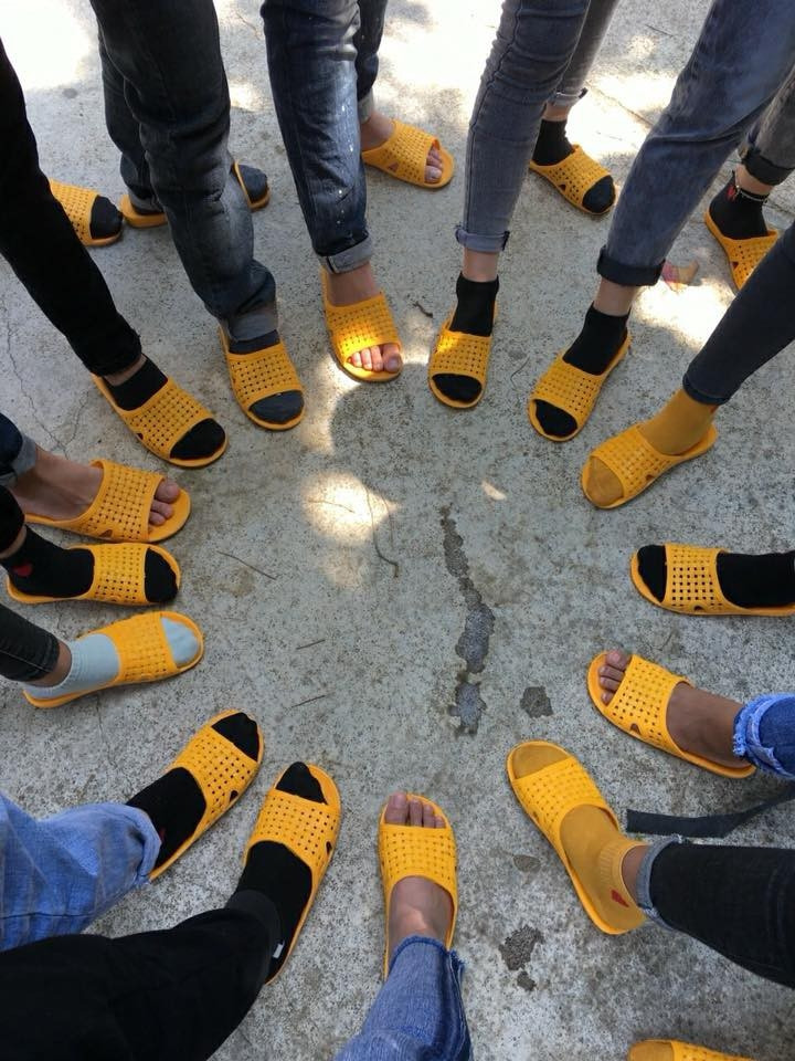 Các bạn học sinh cũng chẳng cần mất công chỉnh sửa cầu kì, chúng chỉ đơn giản là sơn lại màu theo ý thích hoặc chọn mua cùng một màu giống nhau là đã có được đồng phục lớp “chất phát ngất”.