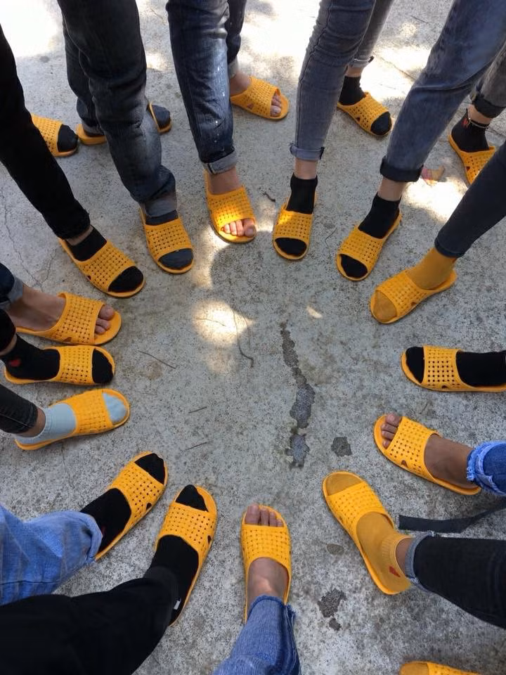 Các bạn học sinh cũng chẳng cần mất công chỉnh sửa cầu kì, chúng chỉ đơn giản là sơn lại màu theo ý thích hoặc chọn mua cùng một màu giống nhau là đã có được đồng phục lớp “chất phát ngất”.