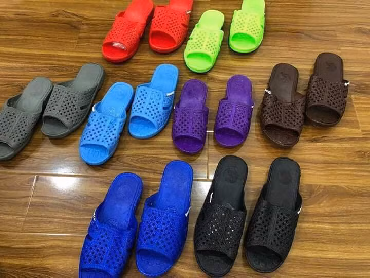 Dép tổ ong Việt được nâng tầm qua đầu óc sáng tạo của các bạn trẻ.