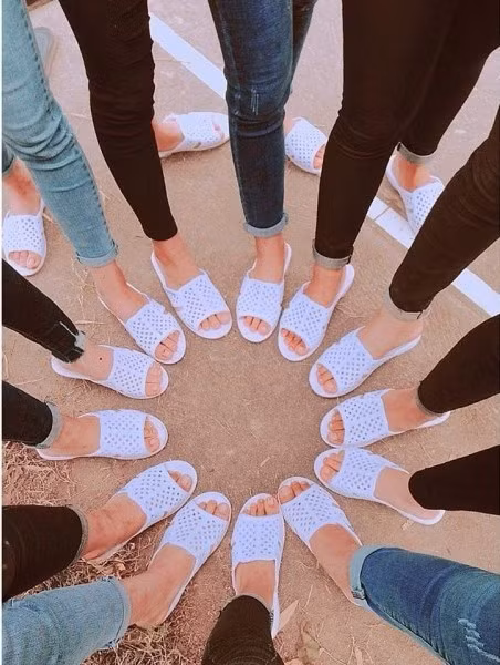 Cũng theo bình luận của nhiều dân mạng, tuy nhìn riêng từng chi tiết có thể nhiều người sẽ thấy đôi dép này xấu quá nhưng đôi khi xấu đều mà ghép lại với nhau thì lại tạo nên tổng thể hoàn hảo.