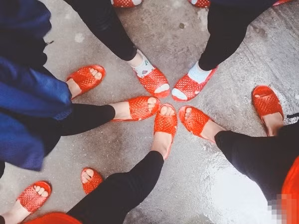 Không chịu thua kém, dưới phần bình luận cư dân mạng thi nhau gửi về hình ảnh dép đồng phục của lớp mình để khoe với đủ loại màu sắc, kiểu dáng mẫu mã đa dạng.