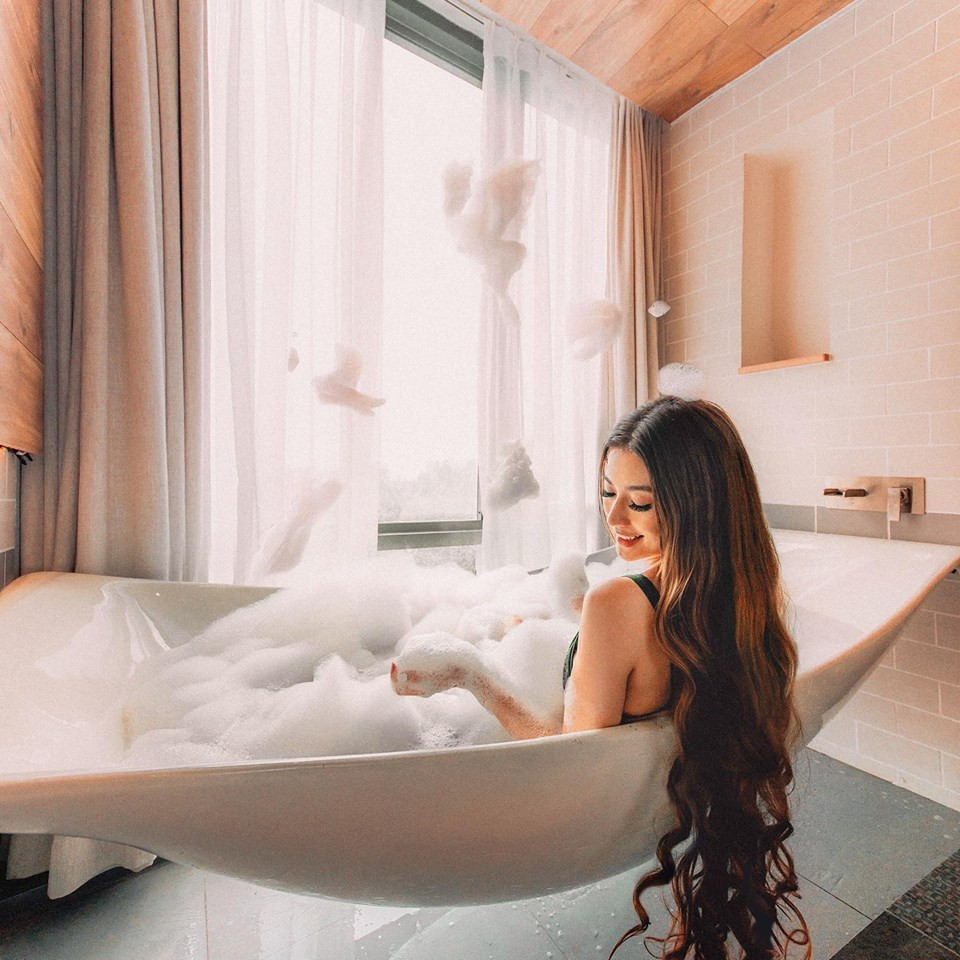 Dù không nhắc tới hay chụp ảnh cùng chàng người yêu Toby, dân mạng vẫn cho rằng nửa kia của Sarah Trần chính là tác giả của loạt ảnh du lịch đẹp mắt này.