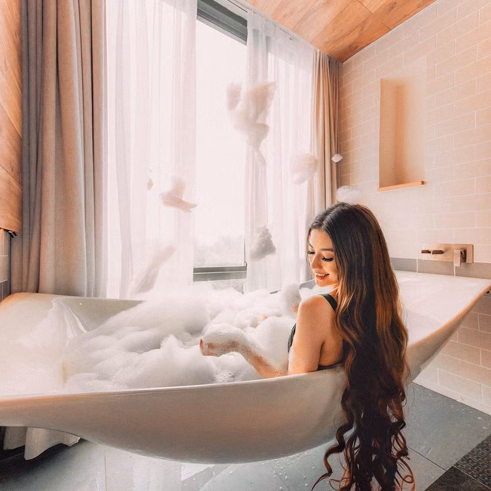 Dù không nhắc tới hay chụp ảnh cùng chàng người yêu Toby, dân mạng vẫn cho rằng nửa kia của Sarah Trần chính là tác giả của loạt ảnh du lịch đẹp mắt này.